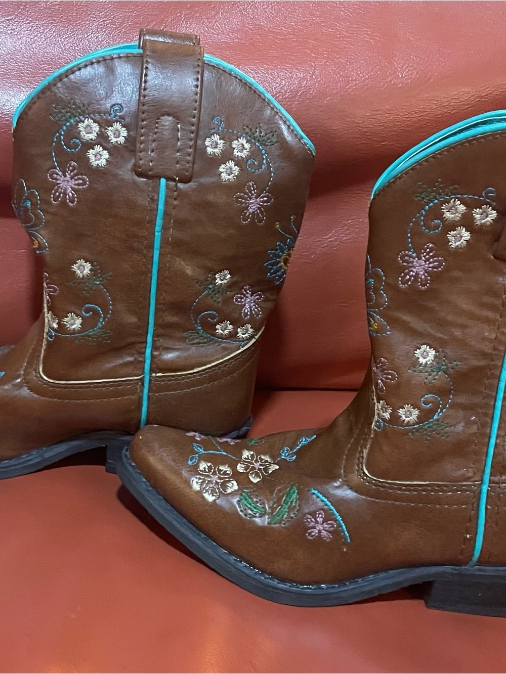 Girls “Shyanne” snip toed cowboy boots. - Picture 3 of 6